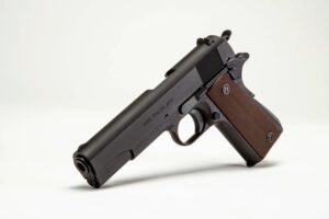 Pistola Auto-Ordnance 1911A1: Diseño clásico y precisión en calibre .45 ACP.