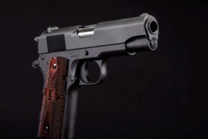 Pistola Auto-Ordnance 1911A1: Diseño clásico y precisión en calibre .45 ACP.