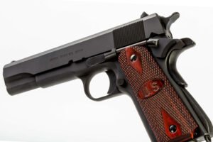 Pistola Auto-Ordnance 1911A1: Diseño clásico y precisión en calibre .45 ACP.