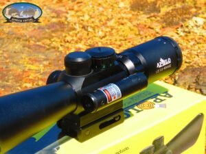 Mira Telescópica Apolo 3.5-10x40 con láser integrado y retículo M8, fabricada en aluminio de alta resistencia, compatible con rieles Picatinny y Weaver.
