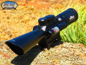 Mira Telescópica Apolo 3.5-10x40 con láser integrado y retículo M8, fabricada en aluminio de alta resistencia, compatible con rieles Picatinny y Weaver.
