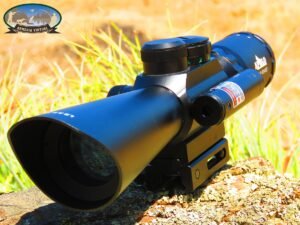 Mira Telescópica Apolo 3.5-10x40 con láser integrado y retículo M8, fabricada en aluminio de alta resistencia, compatible con rieles Picatinny y Weaver.