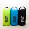 Bolso seco flotante de 30 litros, impermeable y robusto para actividades al aire libre y deportes acuáticos.