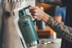 Growler Stanley Classic 1.9 Litros de acero inoxidable, ideal para mantener bebidas frías hasta 24 horas en actividades outdoor.