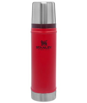 Termo Stanley Classic Lava 591 ml en acero inoxidable para mantener bebidas calientes o frías.