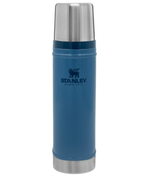 Termo Stanley Classic Lava 591 ml en acero inoxidable para mantener bebidas calientes o frías.