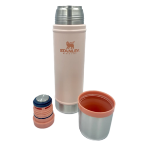 Termo Stanley Classic Lava 591 ml en acero inoxidable para mantener bebidas calientes o frías.