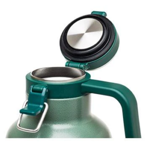Growler Stanley Classic 1.9 Litros de acero inoxidable, ideal para mantener bebidas frías hasta 24 horas en actividades outdoor.