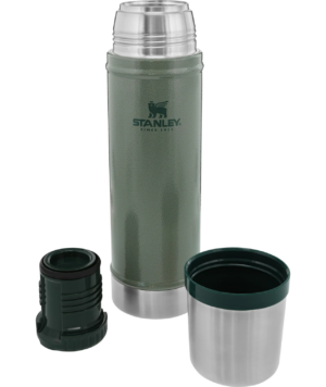 Termo Stanley Classic Lava 591 ml en acero inoxidable para mantener bebidas calientes o frías.