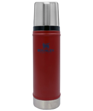 Termo Stanley Classic Lava 591 ml en acero inoxidable para mantener bebidas calientes o frías.